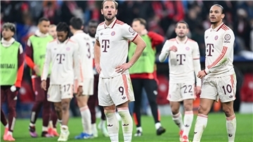 So sehen Sieger aus? Enttäuschte Bayern um Torschütze Harry Kane (M) nach dem 3:1 gegen Bratislava.