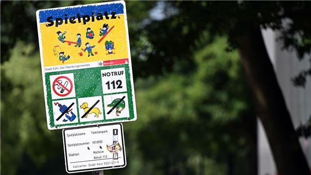 Landesjugendring verteidigt neue Spielplatz-Schilder in Köln So sehen viele Kölner Spielplatz-Schilder bislang aus - ihre Stunden sind womöglich gezählt. (Archiv)