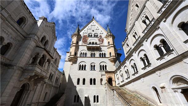 So sieht der Innenhof von Schloss Neuschwanstein aus.