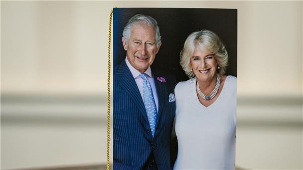 Geburtstagsgrüße von König Charles III. So sieht die Geburtstagskarte zur Feier des 100. Lebensjahres aus, die von König Charles III. und seiner Camilla unterzeichnet wurden.
