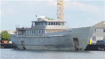 So sieht er aus, der etwas klobig wirkende Schiffsrump, der derzeit noch im Fischereihafen liegt.