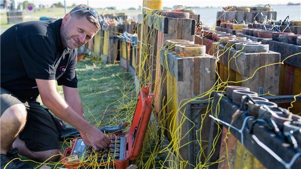 So sieht es aus, das Feuerwerk für die Maritimen Tage: Karsten Giesel baut mehr als 1000 Abschussrohre auf der „Liebesinsel“ auf. 