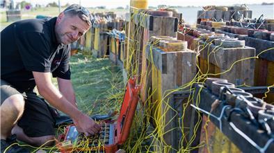 So sieht es aus, das Feuerwerk für die Maritimen Tage: Karsten Giesel baut mehr als 1000 Abschussrohre auf der „Liebesinsel“ auf. 