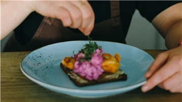 So sieht Zora Klipps Büffelmozzarella-Salat aus.