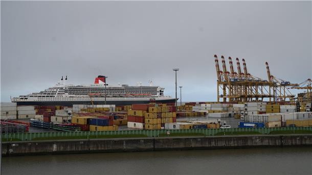 Die "Queen Mary 2" hat am Containerterminal in Bremerhaven festgemacht.