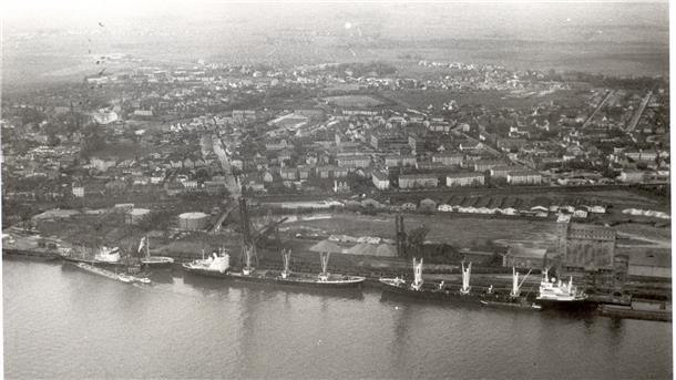 Historische Fotografien: In Nordenham schlägt das wirtschaftliche Herz am Wasser So stellte sich die Midgard 1969 von der Wasserseite dar.