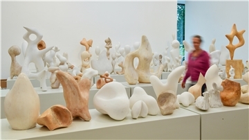 So viele Skulpturen waren noch nie im Gerhard-Marcks-Haus versammelt. Damit dort über 300 Arbeiten gezeigt werden können, stehen sie oft dicht an dicht - so wie im Atelier des Künstlers.