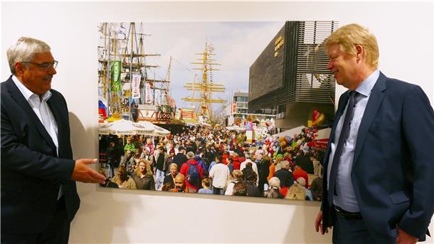 So voll wie bei einer Sail werde es nicht im August. „Aber ohne Veranstaltung soll der Sommer 2021 nicht zu Ende gehen“, sagt Oberbürgermeister Melf Grantz (links). 50 Tage hat das Team der Erlebnis Bremerhaven um Geschäftsführer Ralf Meyer Zeit, die „Maritimen Tage“ im Detail vorzubereiten.