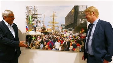 So voll wie bei einer Sail werde es nicht im August. „Aber ohne Veranstaltung soll der Sommer 2021 nicht zu Ende gehen“, sagt Oberbürgermeister Melf Grantz (links). 50 Tage hat das Team der Erlebnis Bremerhaven um Geschäftsführer Ralf Meyer Zeit, die „Maritimen Tage“ im Detail vorzubereiten.