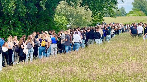 So weit das Auge reicht, war Trubel am Vörder See zu sehen. Leistungsstarke und mobile Soundanlagen sorgen dafür, dass schon am Vormittag Festivalatmosphäre aufkommt und die Vatertagsfreuden auch noch auf der anderen Seite des Sees unüberhörbar sind.