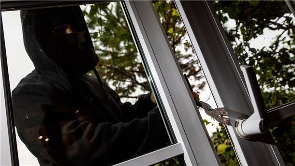 Einbrecher hebelt Fenster auf