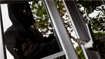 Einbrecher hebelt Fenster auf