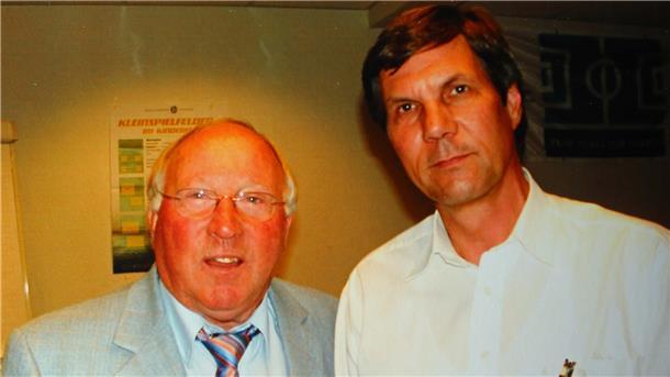 So wie hier mit Uwe Seeler, so traf Günther Thielking in seiner Laufbahn mit vielen anderen Fußballgrößen zusammen.