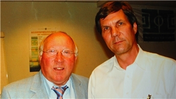 So wie hier mit Uwe Seeler, so traf Günther Thielking in seiner Laufbahn mit vielen anderen Fußballgrößen zusammen.