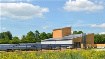 Energiewerk auf der grünen Wiese.