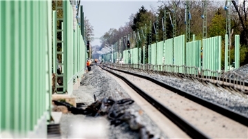 So wie vielerorts (hier in Oldenburg) baut die Bahn Lärmschutzwände an ihren Strecken. Derzeit wird in Berne gearbeitet.