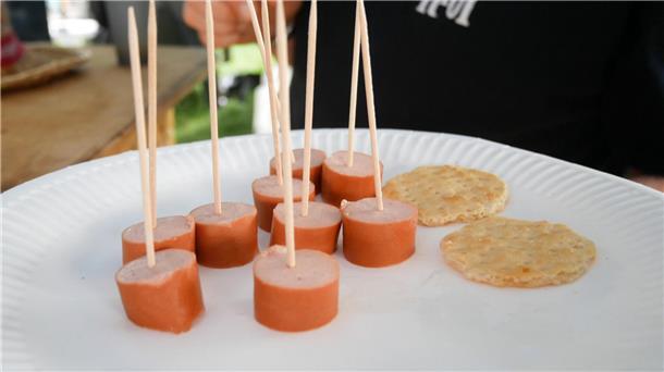 So wird bei Jungs von der Wurster Nordseeküste diniert: Bockwurst und Cracker liebevoll angerichtet.