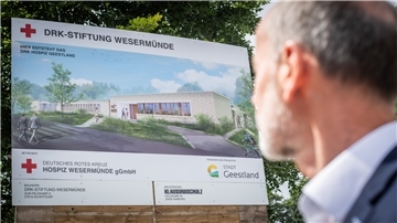 So wird das neue Hospiz Geestland aussehen, auch wenn es jetzt in Holzrahmenbauweise erstellt wird. Rolf Sünderbruch von der DRK-Stiftung blickt auf die Bauansicht des geplanten Gebäudes.