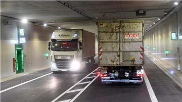 So wird es aussehen: Der Hafentunnel wird am Mittwoch dauerhaft für den Verkehr geöffnet. Das Foto entstand beim Test kurz vor Weihnachten.
