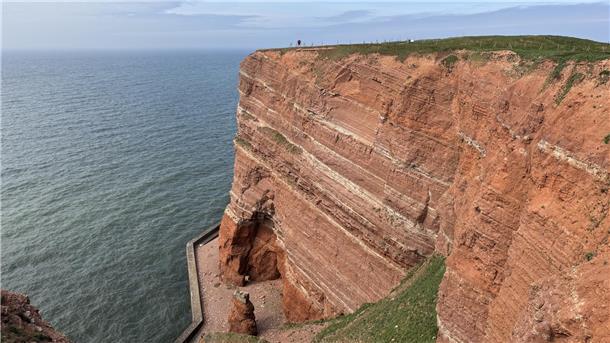 Reporterin Marie Petersen steht auf Helgoland vor der "Langen Anna".