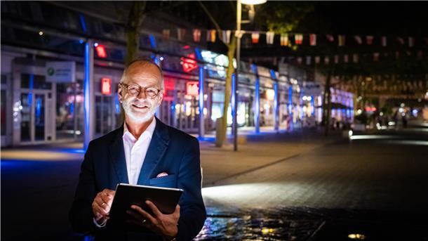 Sobald das Tageslicht in Bremerhaven schwindet, soll von nun an die blau-weiße Lichtillustration die Wege ähnlich wie in den Havenwelten und dem Neuen Hafen beleuchten. Baustadtrat Bernd Schomaker hat sie am Montag angeschaltet.
