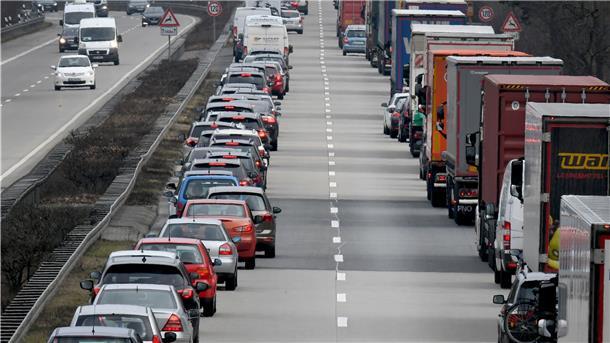 Sobald der Verkehr auf Autobahnen oder mehrspurigen Außerortsstraßen nur noch im Schritttempo rollt, müssen Autofahrer die Gasse bilden. Foto: Hollemann/dpa