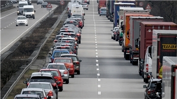 Sobald der Verkehr auf Autobahnen oder mehrspurigen Außerortsstraßen nur noch im Schritttempo rollt, müssen Autofahrer die Gasse bilden. Foto: Hollemann/dpa