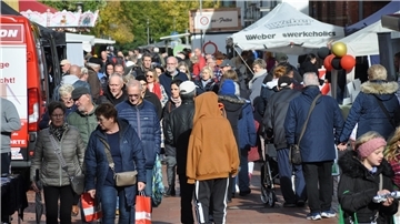 Sobald sich die Sonne die Ehre gibt, füllen sich sofort die Straßen mit Besucherinnen und Besuchern. Doch die Sonne ist launiger als sonst beim Ladenhütermarkt. Kalter Wind und mancher Regentropfen gehören in diesem Jahr zu den „Besuchern“ der Traditionsveranstaltung.