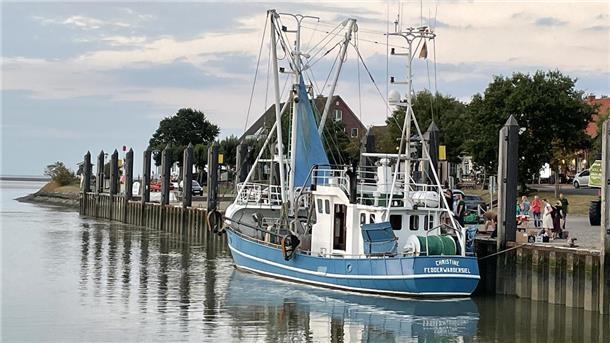 Söhnke Thaden wird mit seinem Kutter "Christine" an der Kaje festmachen und die frischen Krabben für das Abendbrot liefern.