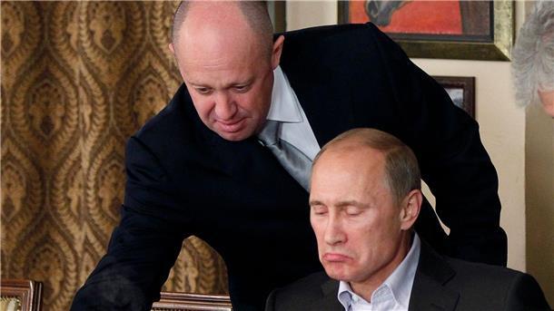 Putin bestätigt indirekt Prigoschins Tod Söldnerführer Jewgeni Prigoschin serviert dem russischen Präsidenten Wladimir Putin in Prigoschins Restaurant außerhalb von Moskau Essen. Putin bestätigte indirekt dessen mutmaßlichen Tod bei einem Flugzeugabsturz.