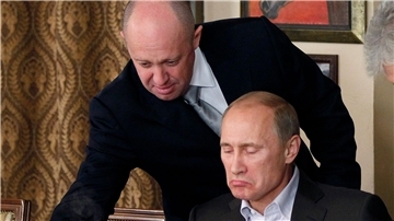 Söldnerführer Jewgeni Prigoschin serviert dem russischen Präsidenten Wladimir Putin in Prigoschins Restaurant außerhalb von Moskau Essen. Putin bestätigte indirekt dessen mutmaßlichen Tod bei einem Flugzeugabsturz.