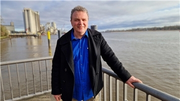 Ein Mann steht in Brake an der Weser. Im Hintergrund ist der Hafen zu sehen. Das Foto zeigt Sönke Hofmann vom Klimaschutzmanagement-Team des Landkreises Wesermarsch.