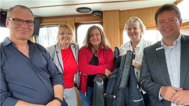 Sönke Thaden begrüßte an Bord seines Kutters Susanne Mittag, Esther Dilcher, Karin Logemann und Axel Linneweber (von links). Thema des Gesprächs war die weiterhin schwierige Lage der deutschen Fischer.