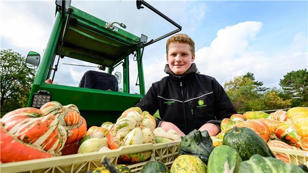 Sören Schulz: Mit 15 Jahren Gemüsebauer mit Leib und Seele Sören Schulz, 15 Jahre alter Gemüsebauer, sitzt neben seinem Traktor und selbst angebauten Kürbissen.
