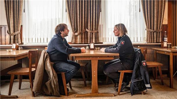 Neuer „Sörensen“-Krimi mit Bjarne Mädel Sörensen (Bjarne Mädel) und Jenny (Katrin Wichmann) in einer Szene des TV-Krimis „Sörensen fängt Feuer“.