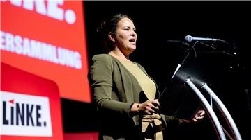Sofia Leonidakis, Fraktionsvorsitzende der Partei „Die Linke“ in Bremen, am Rednerpult bei einer Parteiveranstaltung