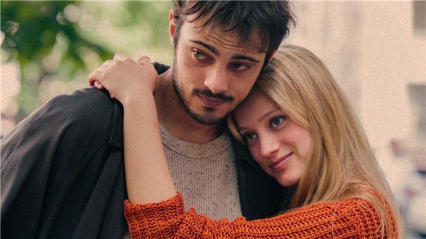 Die Filmstarts der Woche Sofiane Bennacer als Etienne und Nadia Tereszkiewicz als Stella in einer Szene des Films „Forever Young„.