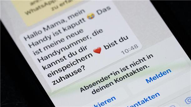 Sogar auf WhatsApp bekommen Menschen gefälschte Nachrichten. Dennoch fallen Leute auf diese Fallen rein.