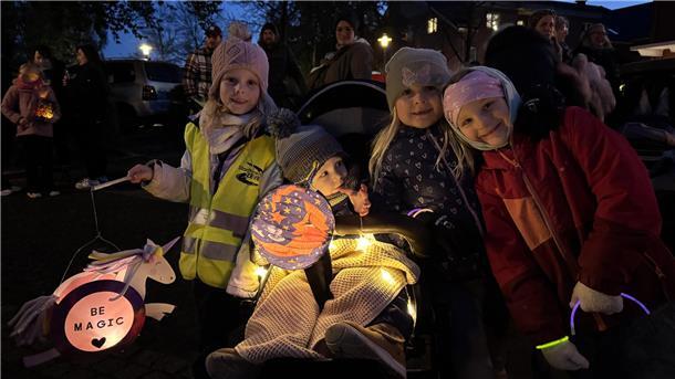 Das sind die schönsten Bilder vom Laternenfest in Zeven am Freitag Kinder mit Laternen