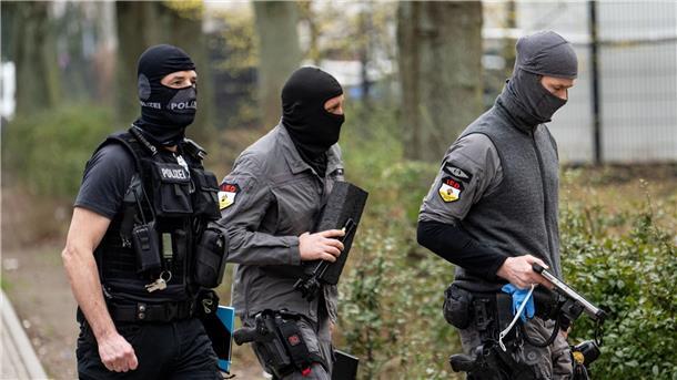 Fahndung nach Ex-Terroristen: BKA bittet um Unterstützung Sogenannte Entschärfer der Berliner Polizei gehen zur Wohnung der ehemaligen RAF-Terroristin Daniela Klette.