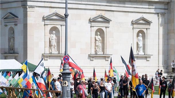 Mehrheit der Deutschen hält „Reichsbürger“ für gefährlich Sogenannte Reichsbürger demonstrieren auf dem Königsplatz in München. Titel der Veranstaltung ist: „Das große Treffen der Bundesstaaten, Heimath und Weltfrieden“. (Archivfoto)