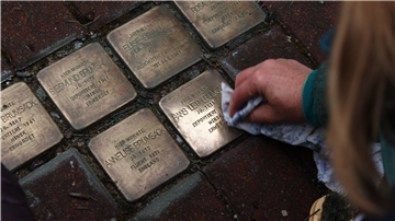Sogenannte Stolpersteine erinnern in Beverstedt an die jüdischen Mitbürger, die teilweise von den Nazis ermordet wurden. Ehrenamtliche kümmern sich regelmäßig um die Pflege der Steine.