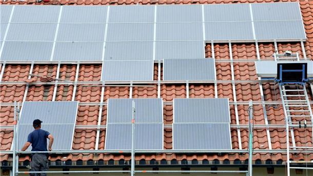 Solaranlagen auf dem Hausdach werden auch zur Miete angeboten. Dabei können die Kosten aber höher ausfallen.