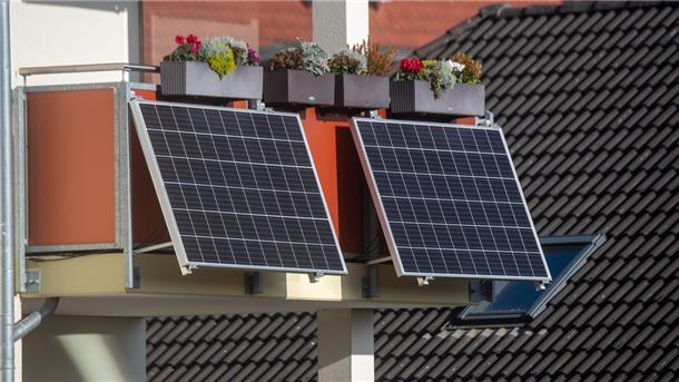 Solarmodule für ein sogenanntes Balkonkraftwerk hängen an einem Balkon. Der Landkreis Wesermarsch fördert die Installation.