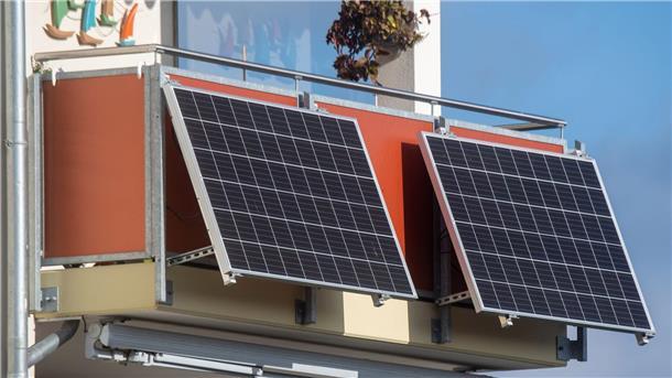 Solarmodule für ein sogenanntes Balkonkraftwerk hängen an einer Wohnung in Stralsund.