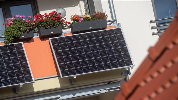 Solarmodule für ein sogenanntes Balkonkraftwerk hängen an einem Balkon in Stralsund.