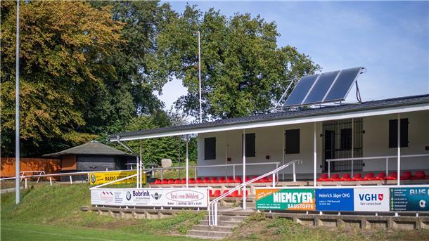 Sportverein MTV Bokel senkt seine Kosten, hilft dem Klima und will inspirieren Solarthermieanlage auf dem Vereinsheimdach.
