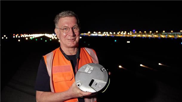 Solche LED-Lichter werden gerade nachts im Boden der Landebahn des Berliner Flughafens verbaut.
