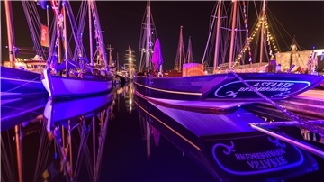 Ein magischer Anblick im Neuen Hafen: Der Bug des Seglers „Pascual Flores“ und das Heck der „El Galeon“ in der Abendsonne.