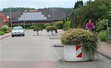Solche Pflanzkübel, wie hier in Elsdorf, sollen in der Alten Dorfstraße in Bockel nicht zu der gewünschten Verkehrsberuhigung beitragen.